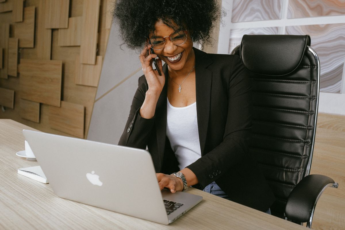 Corretora atendendo lead pelo CRM